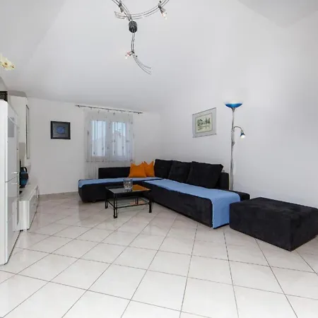 Apartman In Pjescana Uvala Mit Grosser Terrass By Interhome Pula