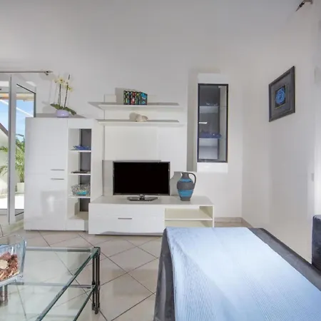 Apartman In Pjescana Uvala Mit Grosser Terrass By Interhome Pula
