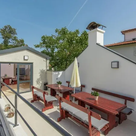 Apartman In Pjescana Uvala Mit Grosser Terrass By Interhome Pula