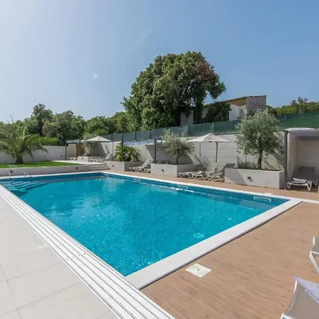 Apartman In Pjescana Uvala Mit Grosser Terrass By Interhome *