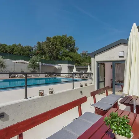 Apartman In Pjescana Uvala Mit Grosser Terrass By Interhome *