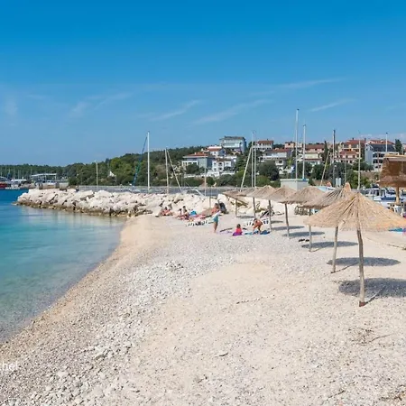Apartman In Pjescana Uvala Mit Grosser Terrass By Interhome *